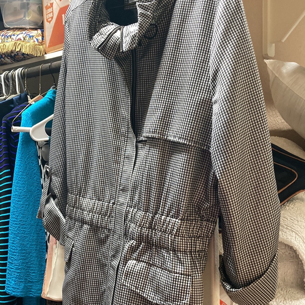 Super cute checkered jacket, elastic waist, rolled sleeves and pockets! Like new